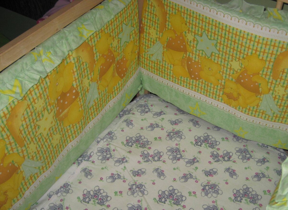 До сих пор так и не сняли бортики с кроватки. А ребёнку уже почти три года...