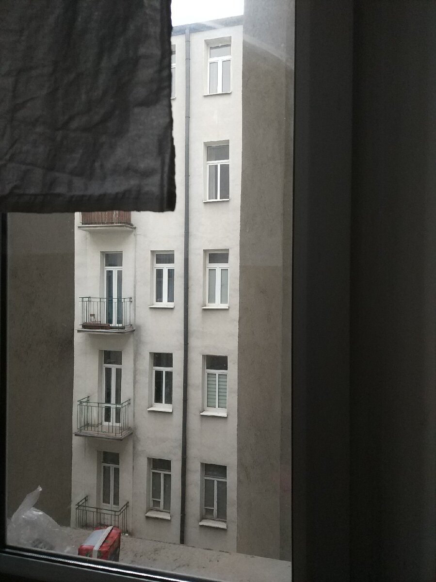 Невероятно вдохновляющий вид из кухни хостела, с простыней на окне вместо занавесок