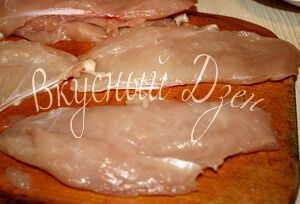 Грудки моем и обсушиваем полотенцами. Каждую разрезаем на 2 части вдоль. Слегка отбиваем, солим.