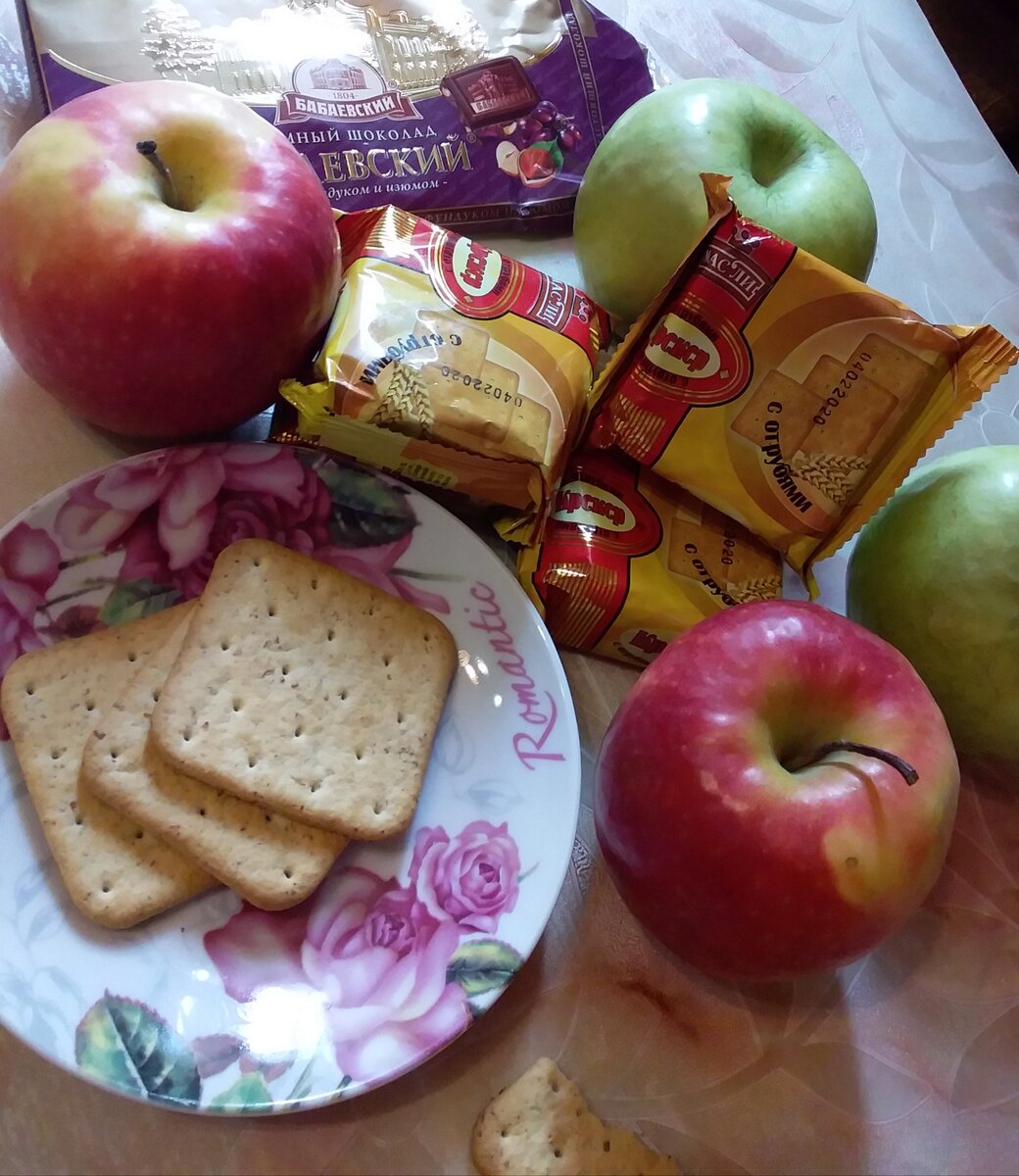 Младший сын тут же распечатал шоколад)))