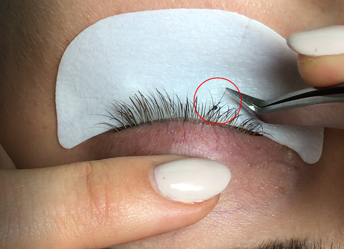 Нанесите немного клея на патч