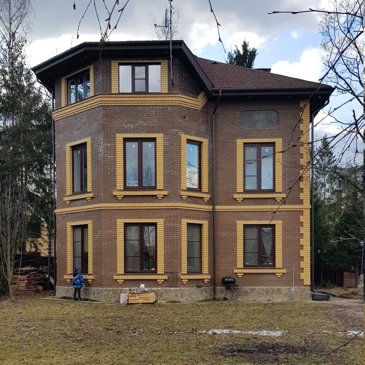 лужайка и парковка с этой стороны дома, остальное за ним. 