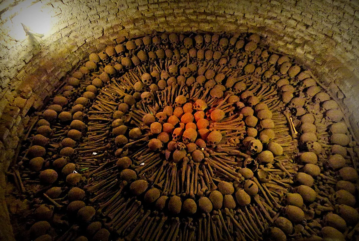 Катакомбы парижа. Оссуарий Париж катакомбы. Катакомбы Парижа (Catacombs of Paris), Франция. Париж катакомбы город мертвых. Катакомбы под Парижем.