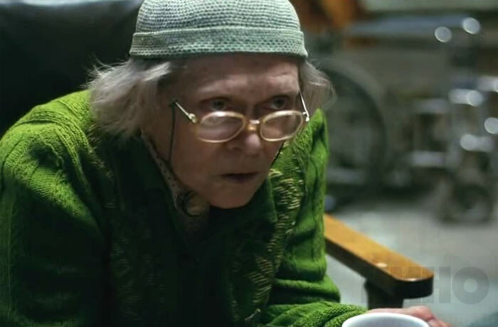 Здесь виден орнамент и узоры на кардигане.