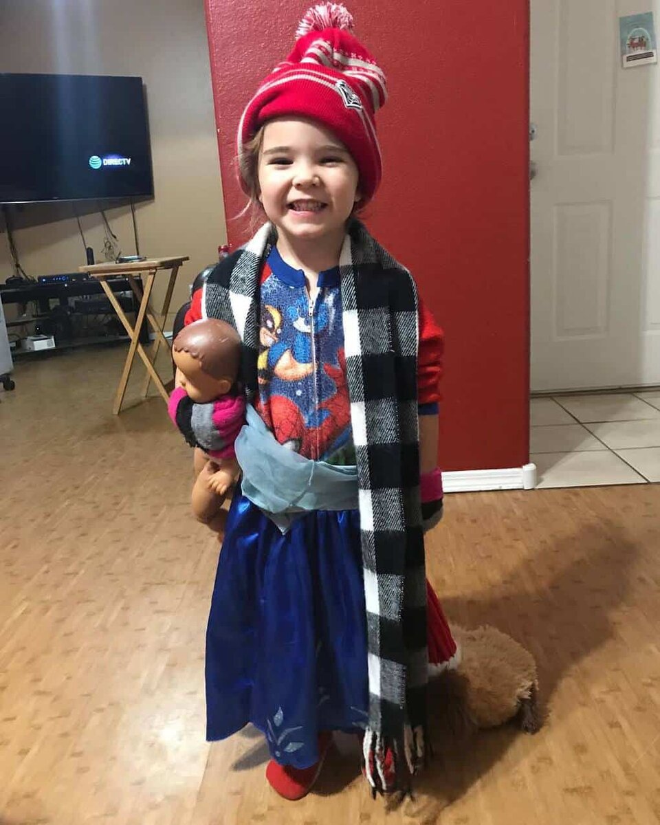 Плохо одетый ребенок. Ребенок одевается. Плохо одетые мальчики. Ребенок плохо одевается. Дети наряжаются.