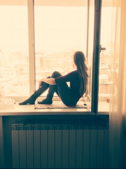 Последней каплей послужило событие: восьмилетняя дочка на сайте "Одноклассники" от якобы 11-летней девочки получила сообщения сексуального характера. Я стала думать: как быть, куда обратиться, не хочется спускать на тормозах и ограничиться лишь блокированием данного пользователя. Поиски в интернете привели к подобным темам, где люди спрашивают,  что делать, если к ребенку в социальных сетях стали приставать. Почитала. Ответов не нашла, но вдоволь начиталась комментариев типа: "А какого *** ребенок делает в социальных сетях?!", "А вот, дурные родители, получите! Нефиг детям делать в соцсетях и вообще в интернете!", "Дети сами педофилов провоцируют, потому что сидят в соцсетях!" и т.д. и т.п.     0_0    То есть, моя дочка, общаясь на "Одноклассниках" со школьными друзьями, слушая музыку, просматривая веселые видео и картинки с кошечками и собачками, играя в детские игрушки, поступает неправильно и это уже оправдывает действия всякого рода извращенцев? Не детей не должно быть в соцсетях и в интернете, а подобных больных и сексуально озабоченных не должно быть там да и в обществе в целом. Следуя такой логике, и на улицу детей выпускать нельзя, там ведь тоже куча уродов. В продолжение темы: если в сводках новостей проходит сообщение о том, что ограблен ребенок (отобрали, к примеру, телефон, сняли золотые сережки), всегда найдется достаточное количество комментариев в ключе "Сами виноваты, зачем ребенку покупаете дорогие телефоны, даете деньги, дарите украшения!". Опять не преступник виноват, а потерпевшие.
Есть еще одна тема, которая буквально разбивает общество на два противостоящих лагеря: кто виноват в том, что пьяную малолетнюю девчонку изнасиловали несколько отморозков (подобные новости взрывают интернет). Одни винят насильников, а другие просто разрываются от презрения и ненависти к малолетней потерпевшей: "Сама виновата, дура, так ей и надо", "А вот нефиг бухать да еще и с парнями!", "Сама спровоцировала!" и проч. По-моему, у таких людей просто с головой не в порядке. Да, девчонка глупенькая в силу возраста и воспитания. Да, напилась, дурочка. Да, доверилась каким-то тварям, наивная курица. НО! Это не дает никому права ее насиловать и издеваться над ней!!! Это нарушение как правовых норм, так и моральных. Как можно оправдывать действия этих подонков?! Очень часто можно прочесть или услышать от "умудренных" про то, что девицы сейчас все такие развратные, наденут короткие шорты или юбки, а потом жалуются, что на них маньяки нападают. А может, мы перед маньяками и педофилами еще извиняться будем за то, что девочек вообще рожаем? Это ведь тоже провокация: кругом малолетние девочки да еще и не в парандже. Ну бред же. Нет ни у кого прав насиловать ни при каких обстоятельствах: пьяных, трезвых, не так одетых, не там гуляющих... А вот то, что у кого-то девочки в шортах вызывают непреодолимое желание изнасиловать, ненормально. Интересно было бы пронаблюдать: напился некий студент или рабочий до потери чувств (дадада, такое случается сплошь и рядом каждый день не только с девочками), валяется себе где-нибудь, а тут - гомосексуалисты мимо идут! Оппа, бездыханное тело провоцирует на совокупление. Надругались над пьяненьким. Будут ли в обществе обвинять пьяницу в том, что он провокатор и сам заслужил? Нет, уверена, что не будут, ну если только единицы, а так все общество обвинит именно извращенцев и как обычно призовет "сжечь, на кол, отрезать яйца" и тому подобное. Ведь никто же не обвиняет изнасилованных мальчиков в том, что они стали жертвой сексуальных извращенцев. А вот если девочку изнасиловали, так сама виновата.
У всех обвинителей жертв преступлений есть одна общая черта - двуличие. Когда жертвой становятся они сами или их близкие, они совсем другие песни петь начинают. Пока в обществе защищаются и оправдываются подобные преступления, можно даже не надеяться на то, что их станет меньше. А с чего бы?