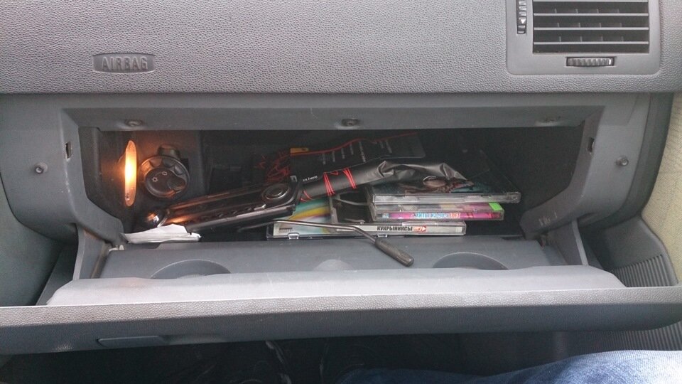 Выкидываем все барахло с бардачка