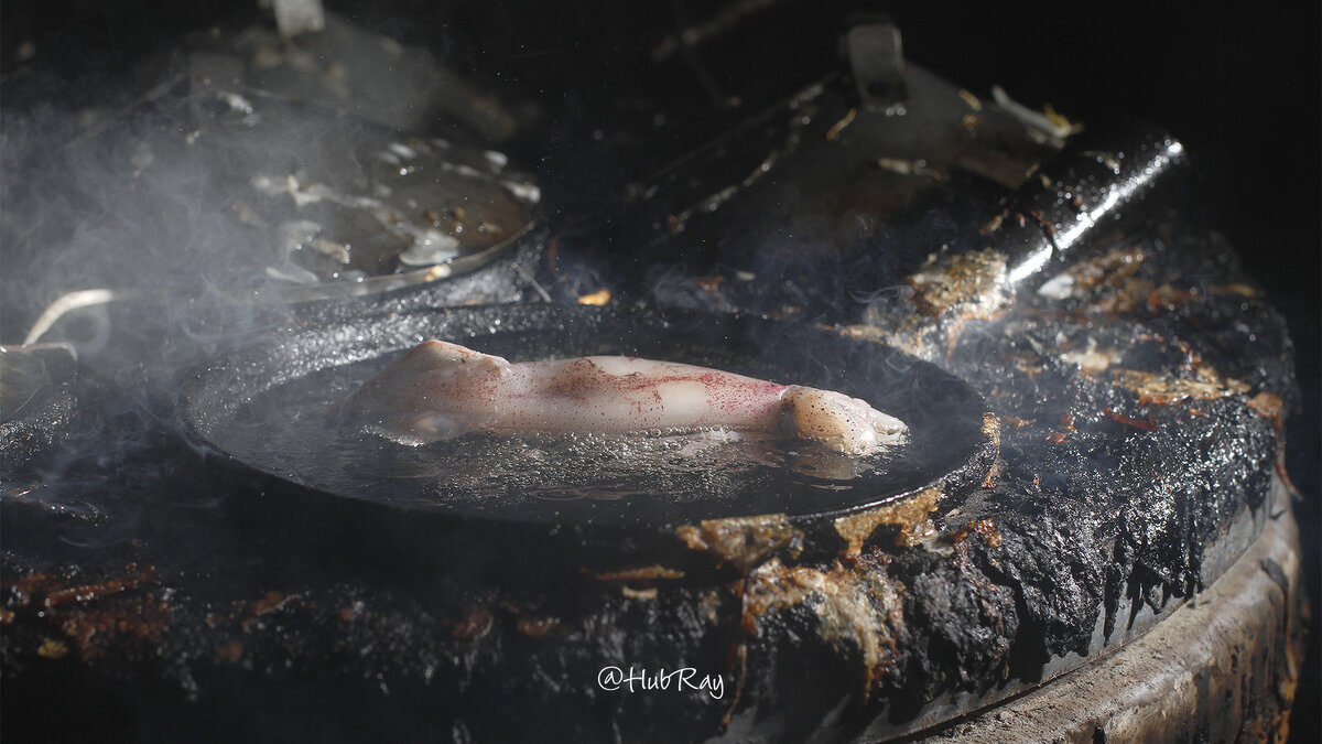 Видно, как бурлит и стреляет масло.