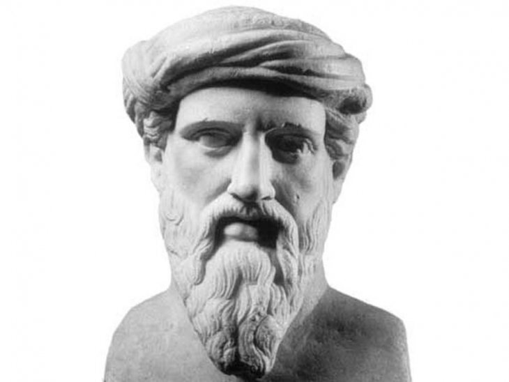 Пифагор не создавал теорему Пифагора

Из школьного курса геометрии все помнят знаменитую теорему Пифагора:
"Для любого прямоугольного треугольника квадрат гипотенузы равен сумме квадратов катетов". Эта теорема - ценный инструмент, используемый для строительства мостов, строительства или даже просто определения расстояния между двумя точками. Однако эта известная теорема на самом деле не была открыта известным философом, в честь которого названа.
Пифагор родился около 569 г. до н.э., был греческим математиком, но большую часть сведений о его жизни можно узнать только из трудов историков, которые жили на несколько сот лет позже.
Хотя он считается первым математиком, его реальный вклад в область математики в значительной степени неизвестен.
Считается, что он основал школу Пифагорийцев. Школа практиковала коллективизм, то есть любые открытия, сделанные кем-либо из членов, были приписаны Пифагору, возможно, включая теорему Пифагора.
Кроме того, глиняная табличка из древневавилонского периода показывает, что вавилоняне уже знали математические положения теоремы Пифагора, где-то между 1800 г. до н.э. и 1600 г. до н.э. Это было за 1000 лет до рождения Пифагора.
