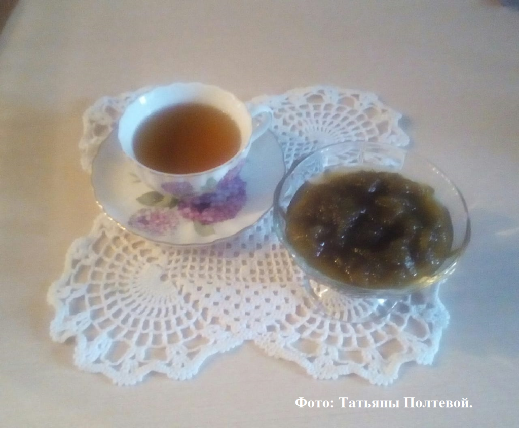 Варенье из ревеня и чашка чая.