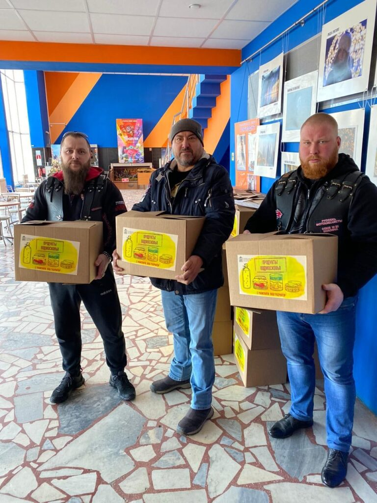 В Севастополе, Нижнем Новгороде, Грозном и других городах России                                   продукты пожилым развозят «Ночные волки». Байкеры в разных                                                     городах страны пересели с мотоциклов на машины и присоединились                          к волонтерам акции #МыВместе. 