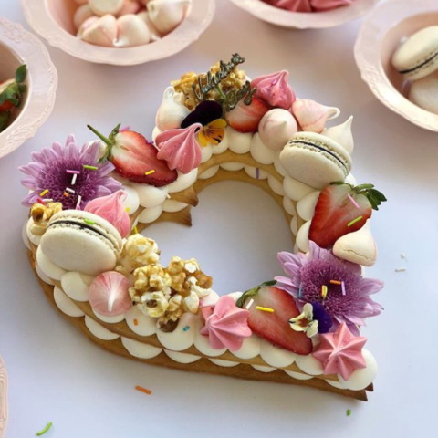 Украшать торт можно живыми цветами, для этого стебель цветка нужно окунуть в жидкий шоколад