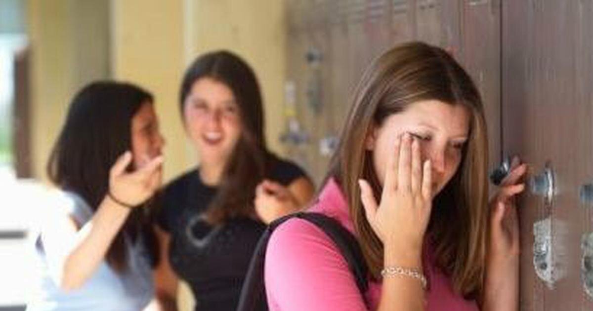 А в классе ей говорят, что от нее пахнет собаками