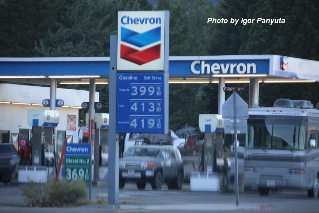 Стоимость бензина на заправке “Chevron” в США