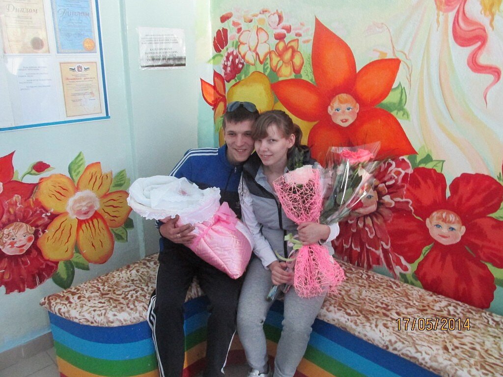 Дочь Светлана и зять Андрей с новорождённой  внучкой Кирой.