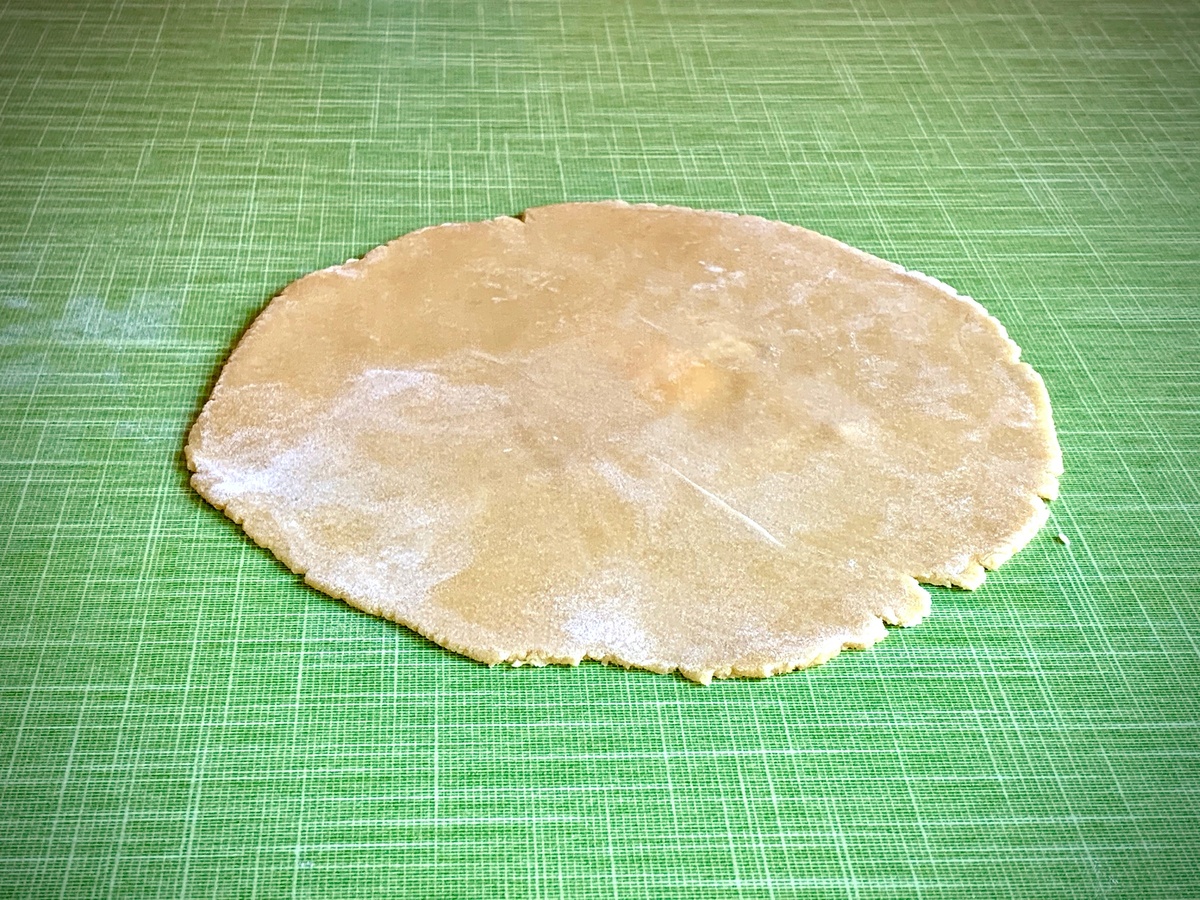 Раскатанное тесто для коржа.