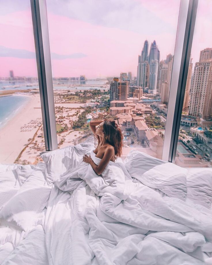 Сегодня мы расскажем📝, что же такое идеальный👌 режим сна и как его соблюдать, чтобы не проводить все дни📅 самоизоляции в постели. 
 
😴 Ложитесь и вставайте в одно и то же время 
 
По большому счету качество сна важнее его количества☝️. Основное, что можно сделать для повышения качества — это ложиться и вставать в одно и то же время⏳ (плюс-минус полчаса). Можно, например, засыпать в 5 утра и просыпаться в 12 дня, если организовать всё правильно👌. Главное, всегда (в том числе на выходных) придерживаться одного режима👍. 
 
😴 Прислушивайтесь к своему биоритму 
 
Если вы сова, то все же не стоит пытаться сделать из себя жаворонка😉. Эти предрасположенности определяются генами, и если идти против природы🌿, то могут возникнуть тяжёлые последствия в дальнейшем🙈. 
 
😴 Практикуйте небольшой полифазный сон 
 
Google, Nike, Procter & Gamble🔥 и другие компании предлагают своим сотрудникам не бесконечно вливать в себя кофе☕, а спать прямо в офисе, днём😍. Если соблюдать правила такого сна, то он повышает работоспособность💃, и вообще благодаря ему лучше думается☺️.

📢 Соблюдая эти правила📃, вы значительно улучшите качество💫 своего сна, что определённо отразится и на качестве вашей жизни❤️.