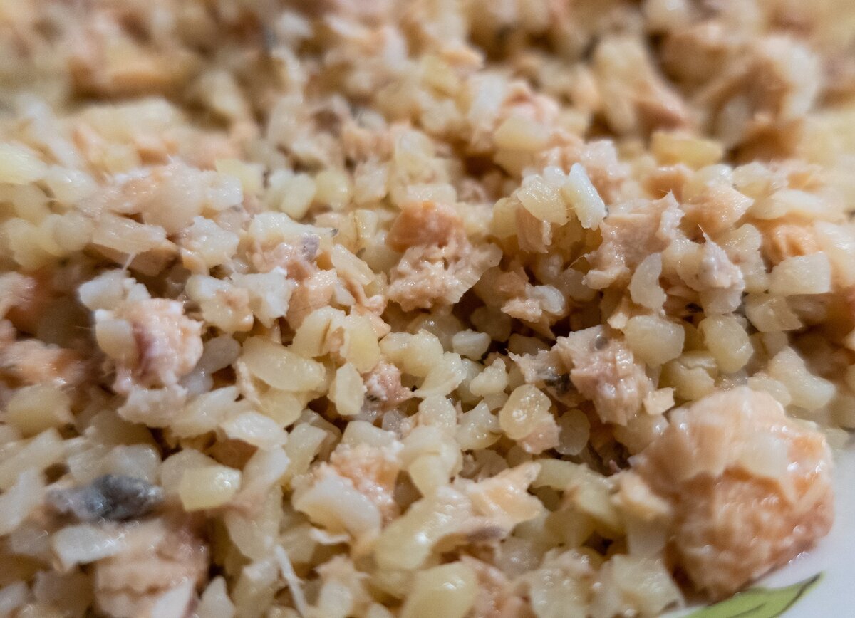 Булгур с консервированной рыбой.