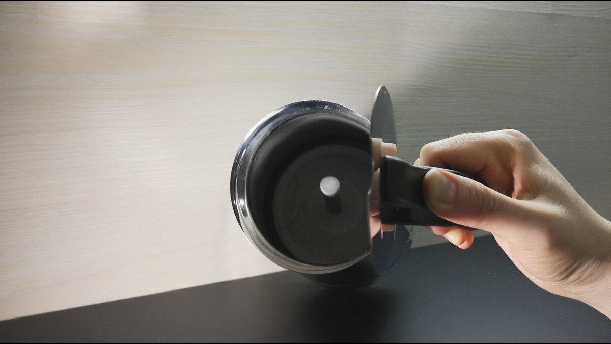 На трубке колпачек, который препятствует разбрызгиванию кофе. Не во всех моделях есть!