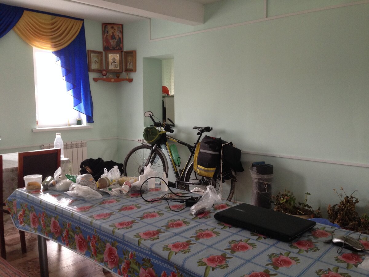 Трапезная храма, в котором я ночевал в ту ночь. Фото автора