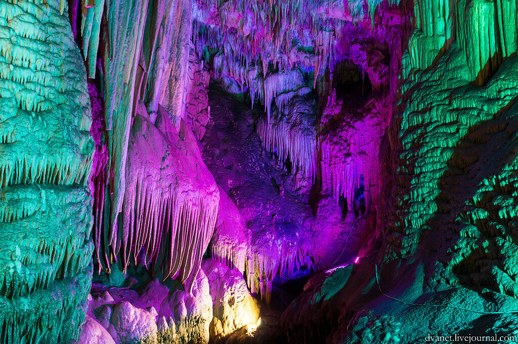 Сталактиты и сталагмиты фото в новоафонской пещере