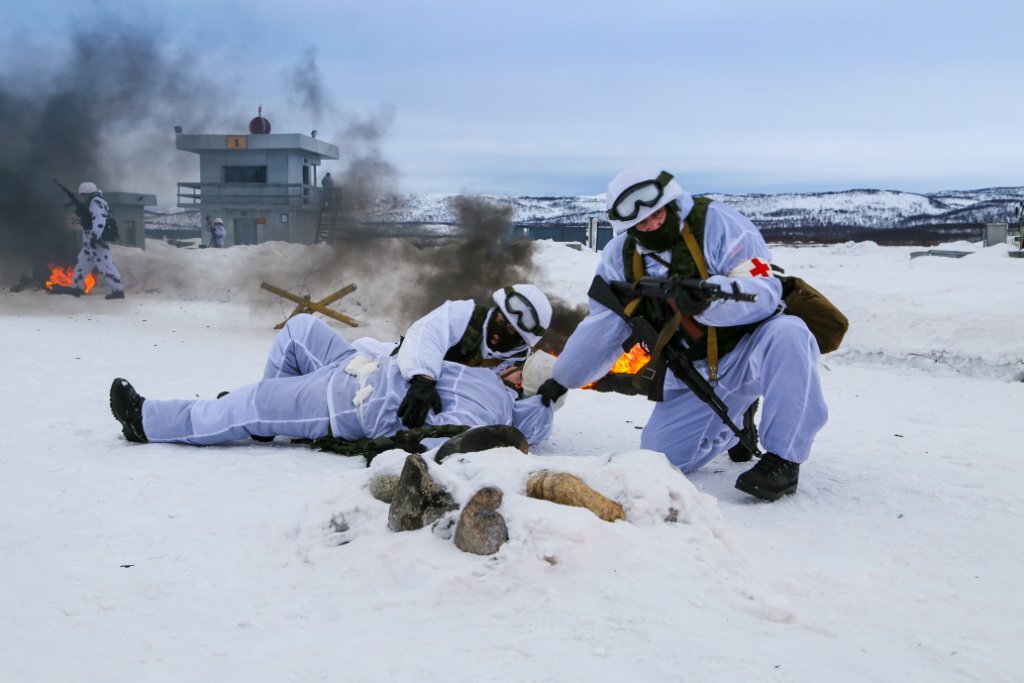 Раненый зима. Военные разведчики зимой. Спецназ зимой. Военные разведчики зимой. Финские солдаты 1939 в советско-финской войны.