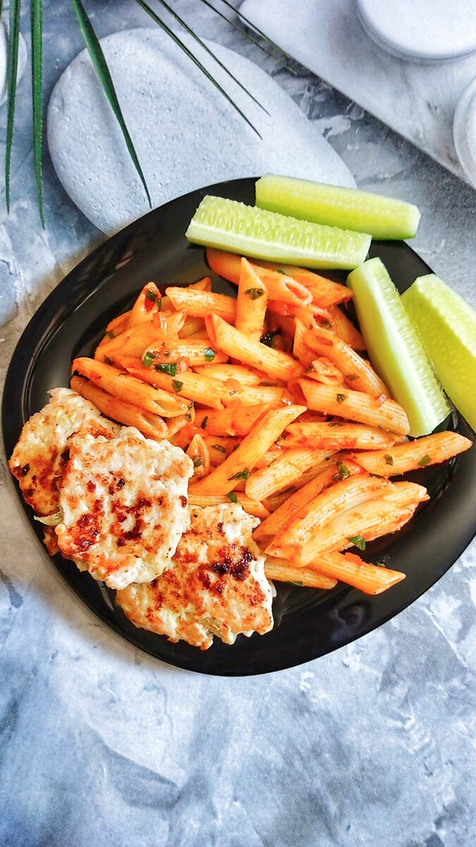 Обед 300 гр - куриные котлеты, жареные без масла, макароны в томате со шпинатом, огурец.