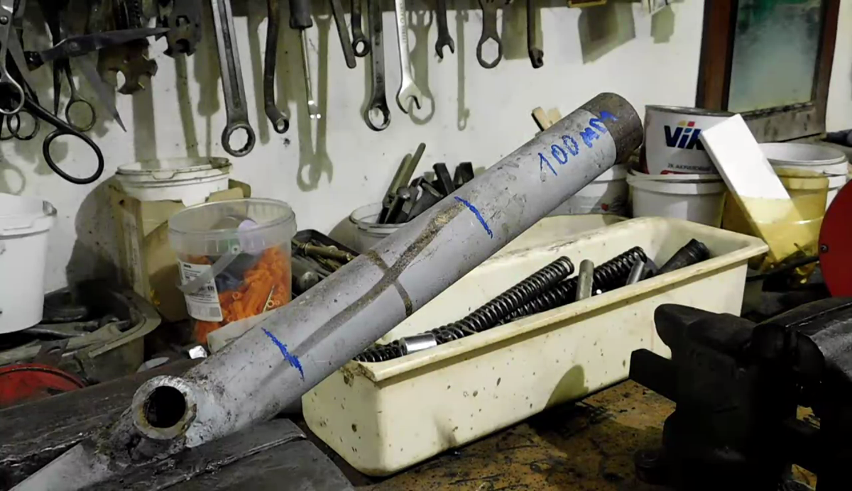 Всем привет! Сегодня я поделюсь с Вами классной идеей, как из ненужного метала сделать очень полезную самоделку. Для ее изготовления нам понадобится 32-я труба, из которой нужно вырезать 2 куска по 100 мм длинной.