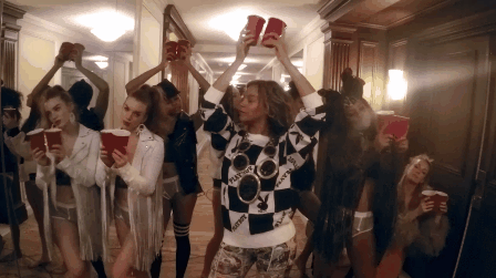 Берем пример с красотки Beyonce и чокаемся со своим отражением :)