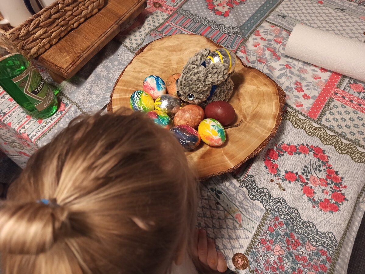 Дочка выбирает яичко