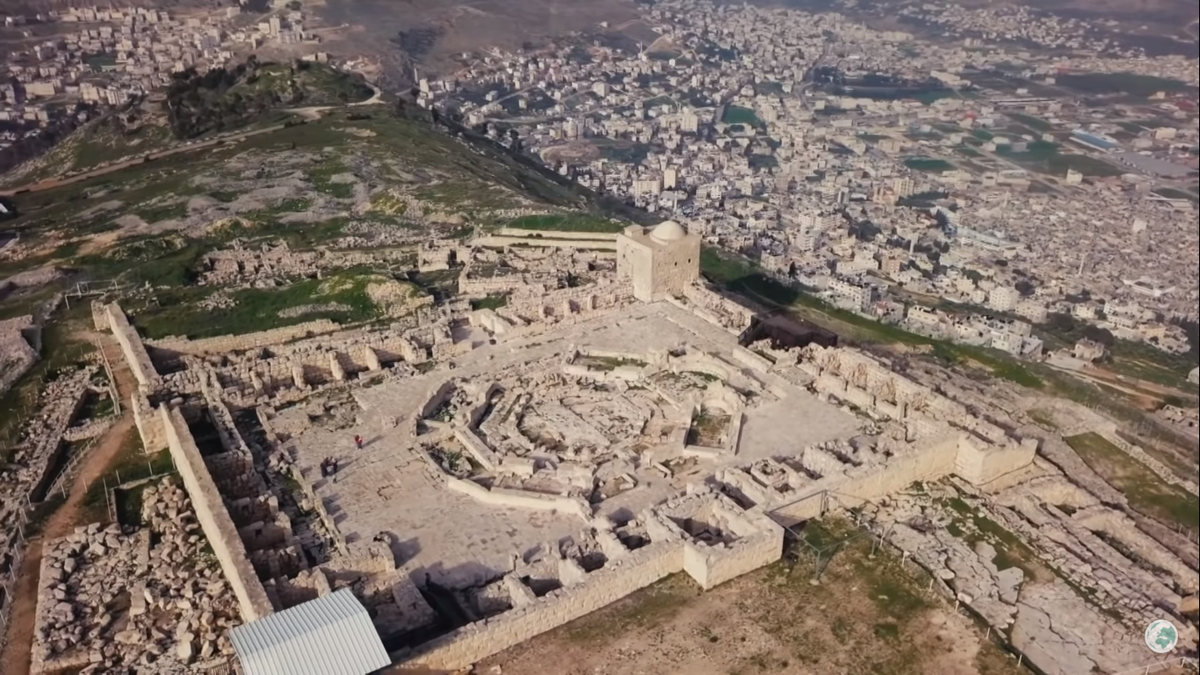 Вид с востока на остатки самаритянского храма на горе Гаризим и город Наблус (Сихем) к северу от неё