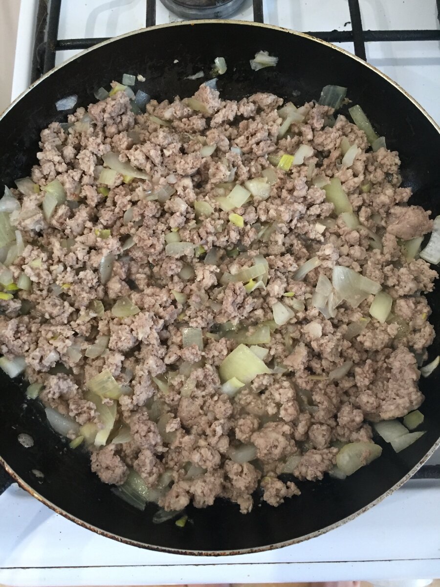 Потом добавляем сыр натёртый на мелкую терку 150 гр перемешиваем с фаршем , фарш я брала 500 гр , и начинаем делать 😊👍😋