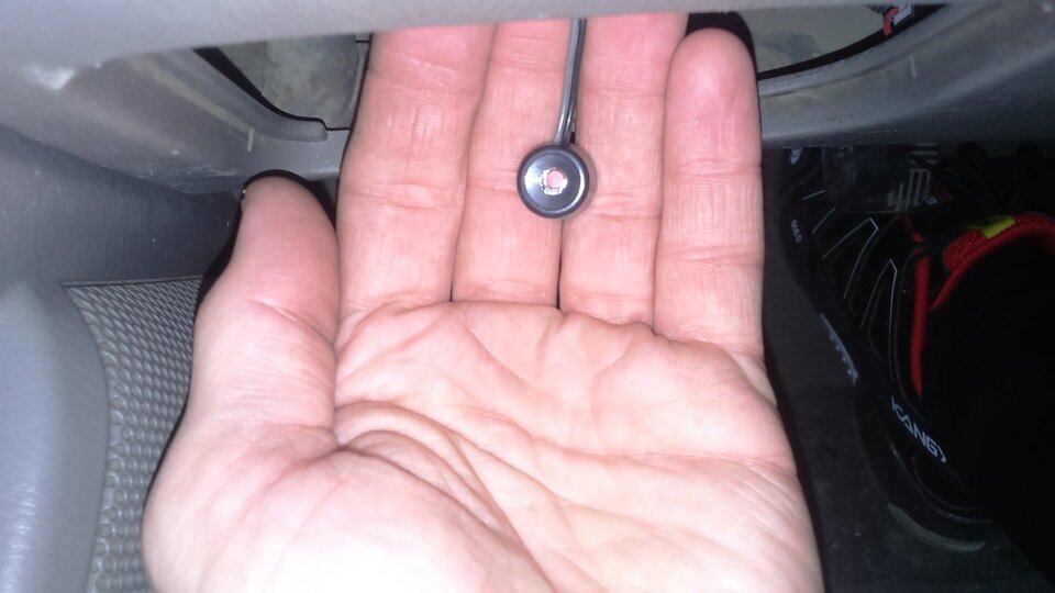 Кнопка выглядит примерно следующим образом, обычно их не прячут далеко, если речь идет о потоковой недорогой установке. 