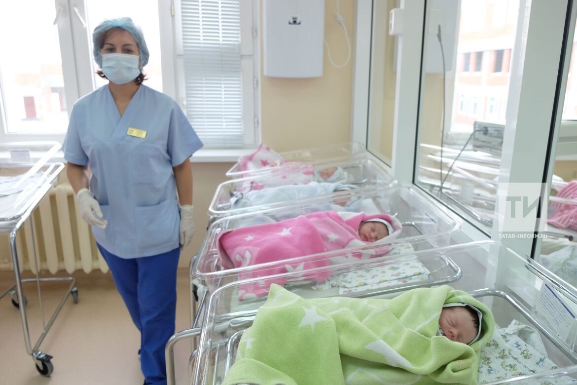 Әгерҗе районындагы Пенсия фондының клиент хезмәте 3 яшькә кадәрле балалары булган гаиләләр 5 мең сум акча түләүне сорап язган гаризаларын күпфункцияле үзәк аша тапшыра алу мөмкинлеге хакында хәбәр итә. Моның өчен гаиләнең ана капиталы алуга хокукы булуы шарт булып тора.