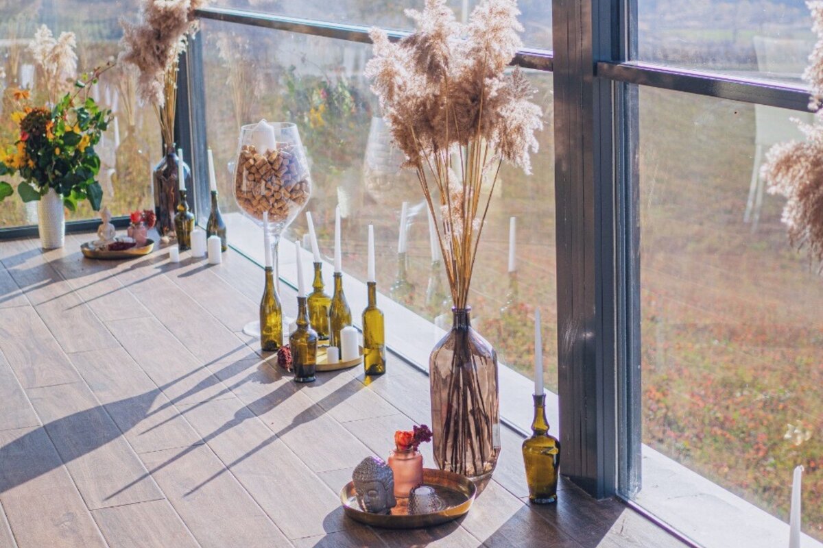 Фрагмент тапас-бара в Poiana Winery. Вас это фото тоже наталкивает на мысли о йоге и дзене?