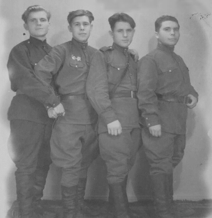 Фёдор Шитов (крайний справа) с боевыми товарищами. Фото из семейного архива Шитовых