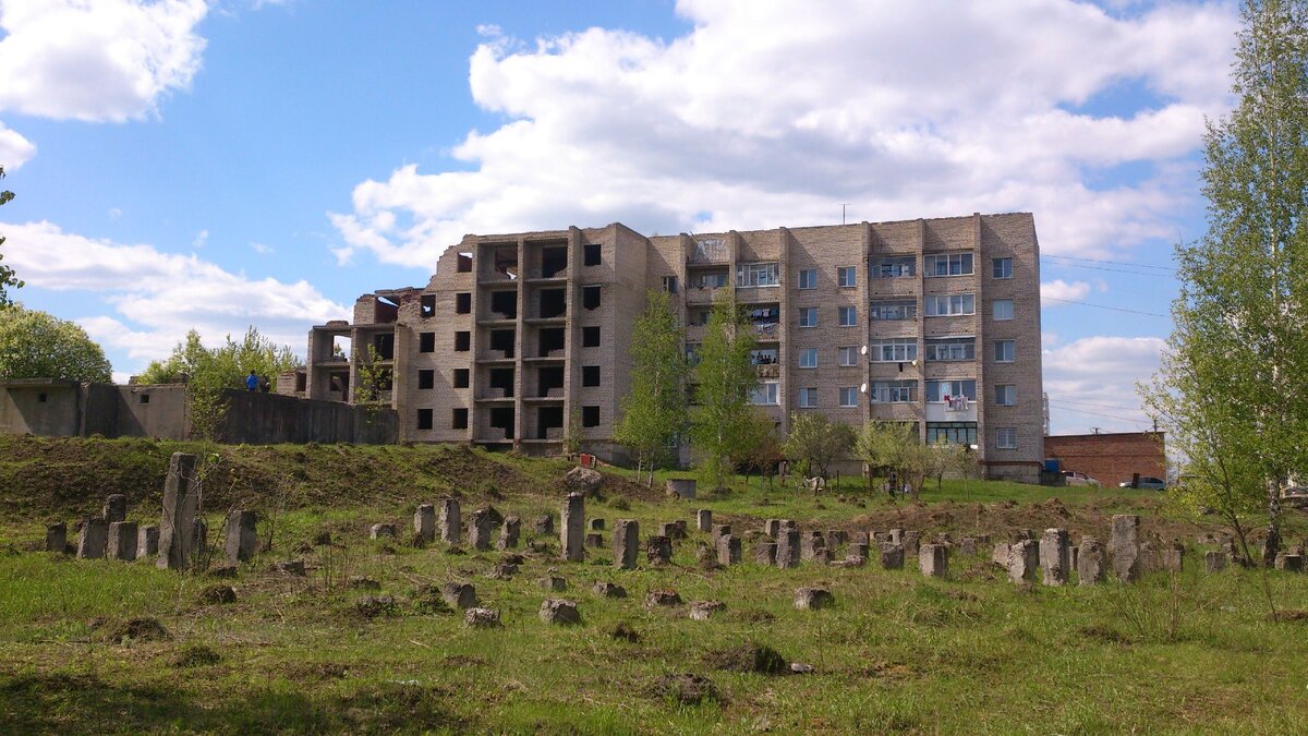 Рядом с домом так же есть еще 2 недостроенных дома (на этапе цоколя и свай), фото -cyberway.golos.io