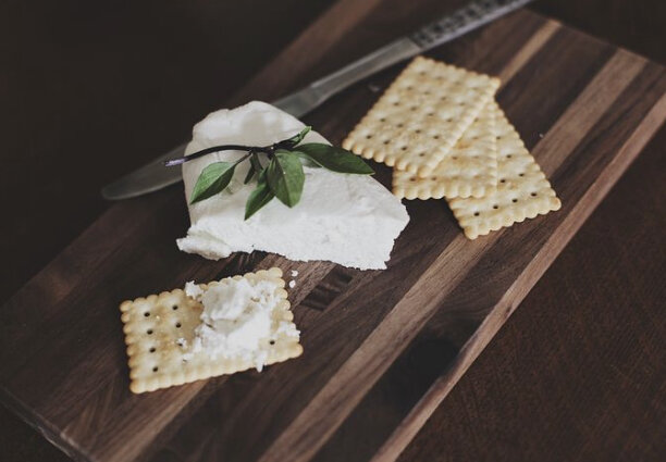 Своими руками приготовить адыгейский сыр очень просто! Для этого нужно взять три литра молока фермерского или из магазина (не ниже 2,5% жирности), нагреть до 93 градусов. После этого огонь нужно выключить. Заранее приготовить 9% уксусную кислоту, 7-8 грамм на 1 литр,  и разведенную водой из расчета 1:5. Уксусную кислоту постепенно влить в разогретое молоко, помешивая, до момента, когда молоко полностью свернется и отделится от сыворотки. (Уксусную кислоту можно заменить кефиром, лимонной кислотой или лимонным соком) Полученную массу процедить через дуршлаг, дать стечь сыворотке, посолить, минут через 3-5 перевернуть, посолить и дать еще отстояться минут 15. Сыр готов!  Выход готового продукта - 400г.  Можно на этапе процеживания сырной массы добавлять специи и зелень по вкусу.  Срок хранения домашнего сыра 5-6 дней. А оставшуюся сыворотку можно использовать для приготовления теста для выпечки, блинов и оладьев, а так же окрошки и просто в качестве прохладительного напитка.