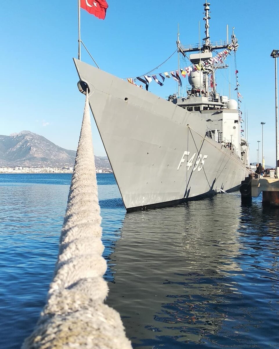 Военный корабль в аланийском порту