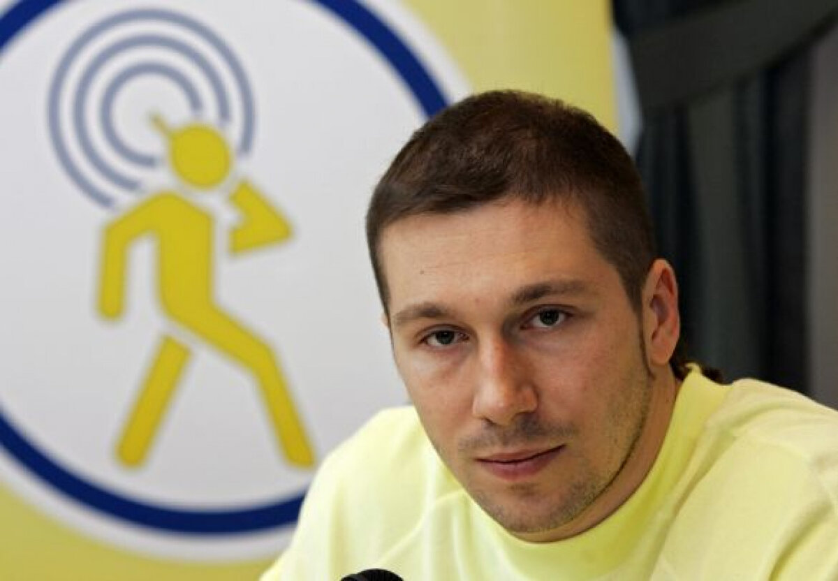 Так Евгений выглядел в самом начале своей карьеры. Кадр из интервью.