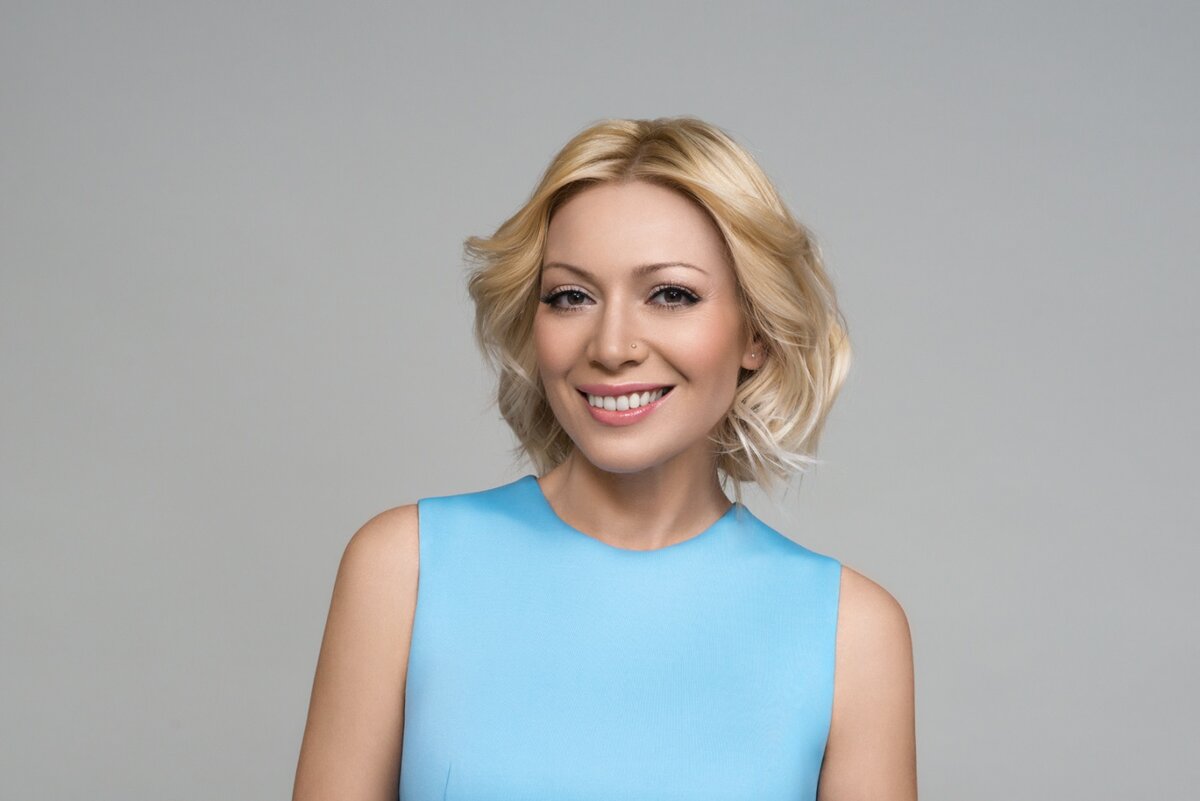 Авро́ра — российская актриса кино и телевидения, телеведущая и фотомодель (настоящее имя Ирина, но широкую известность получила именно под псевдонимом Аврора)