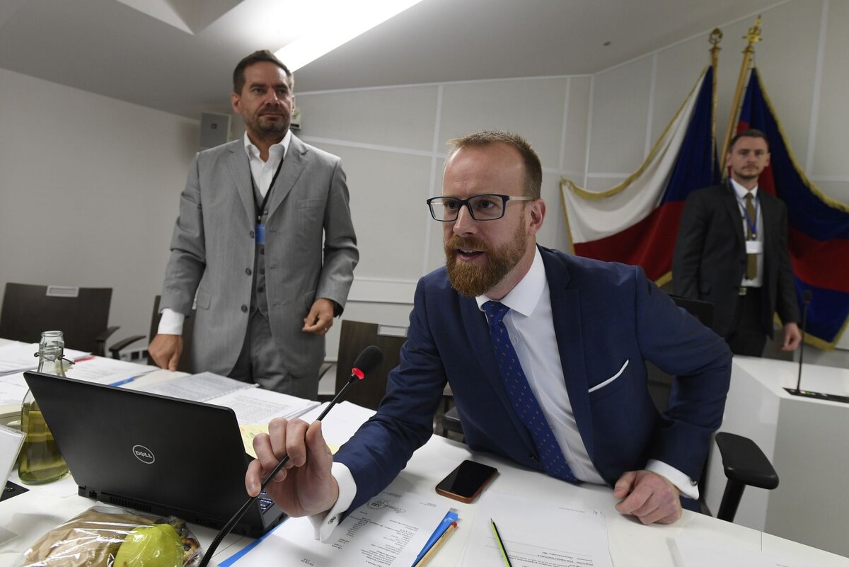 На фото Ондржей Коларж с микрофоном