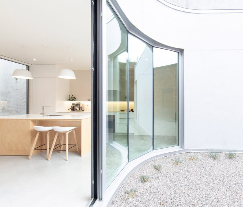 https://static.dezeen.com/uploads/2020/04/denormanville-thomas-balaban-architect-house-extension-montreal-canada_dezeen_2364_col_4.jpg