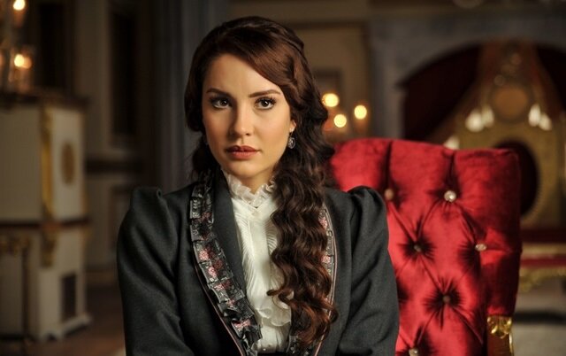 Эдже Иртем в сериале "Право на престол. Абдулхамид" в роли Робины Фаин