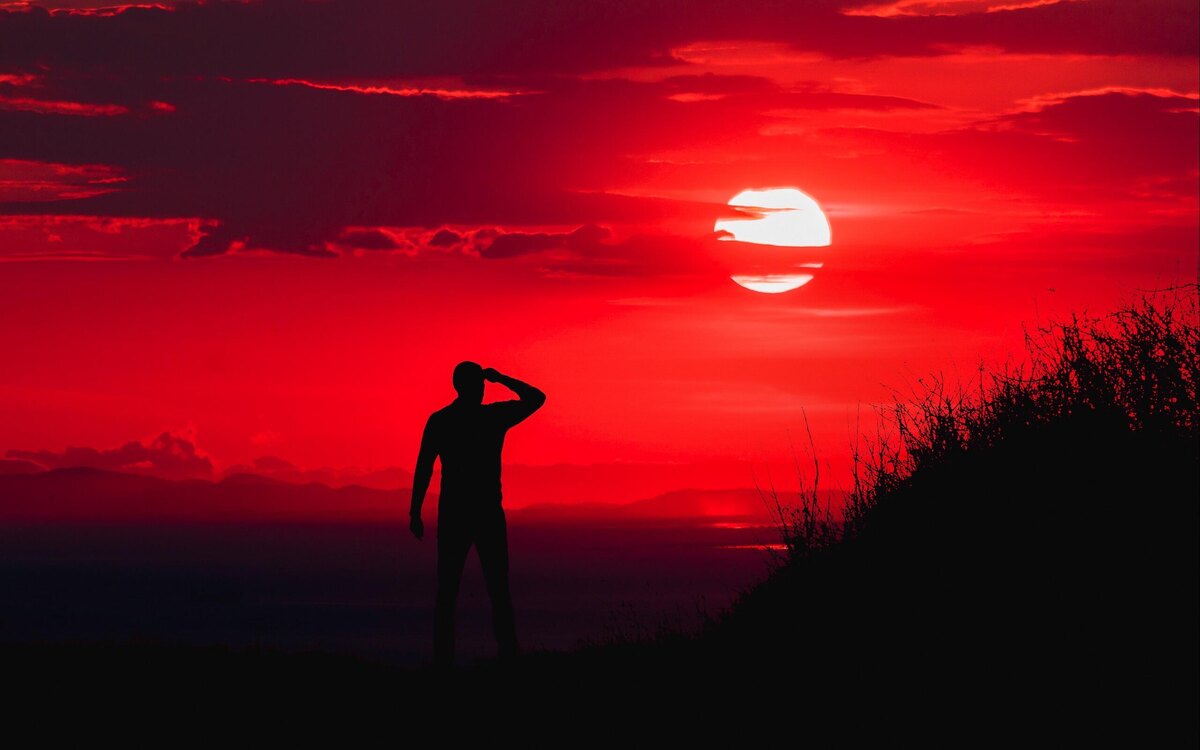 Закат планеты от неосознанности человечества.