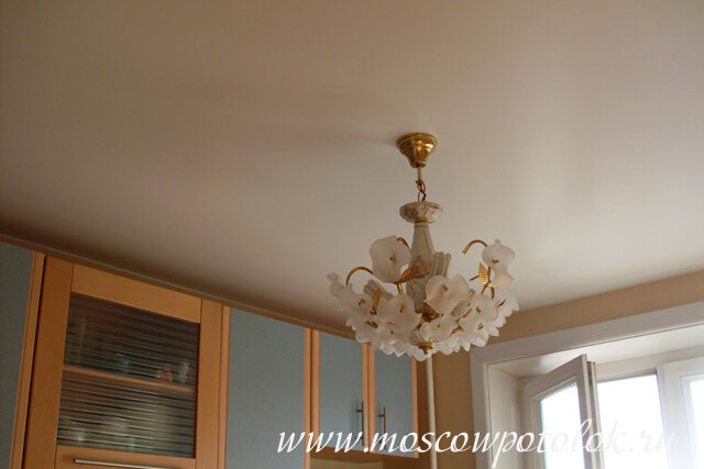 Пример натяжного потолка в цвете Шампань