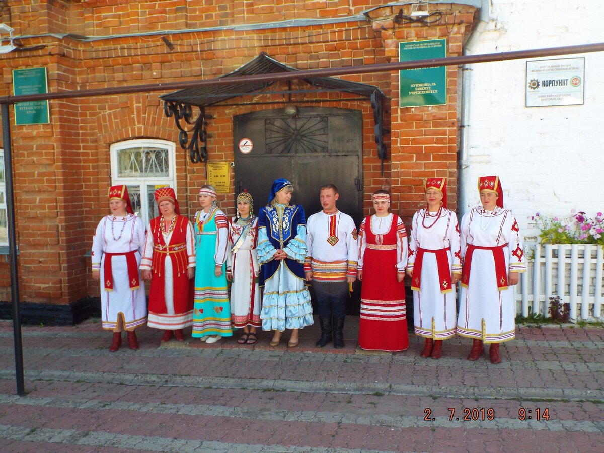 И снова "Умарина" встречает гостей у дома купца Н.В.Серебрякова (теперь краеведческий музей)