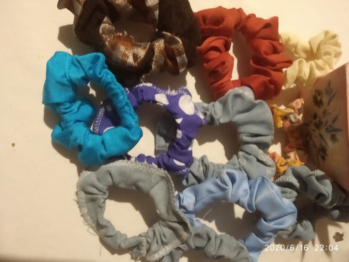 Резинки для волос из кусочков ткани или старых поясов