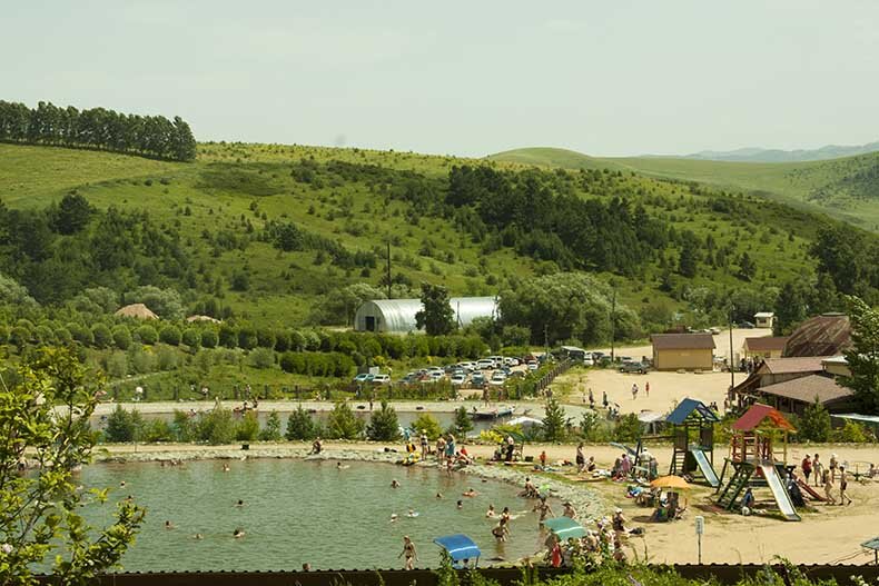 Искусственное озеро на территории