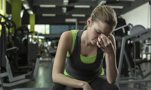 2. Тошнота и головокружение (может возникнуть из-за чрезмерной нагрузки, при падении артериального давления, нехватки кислорода).